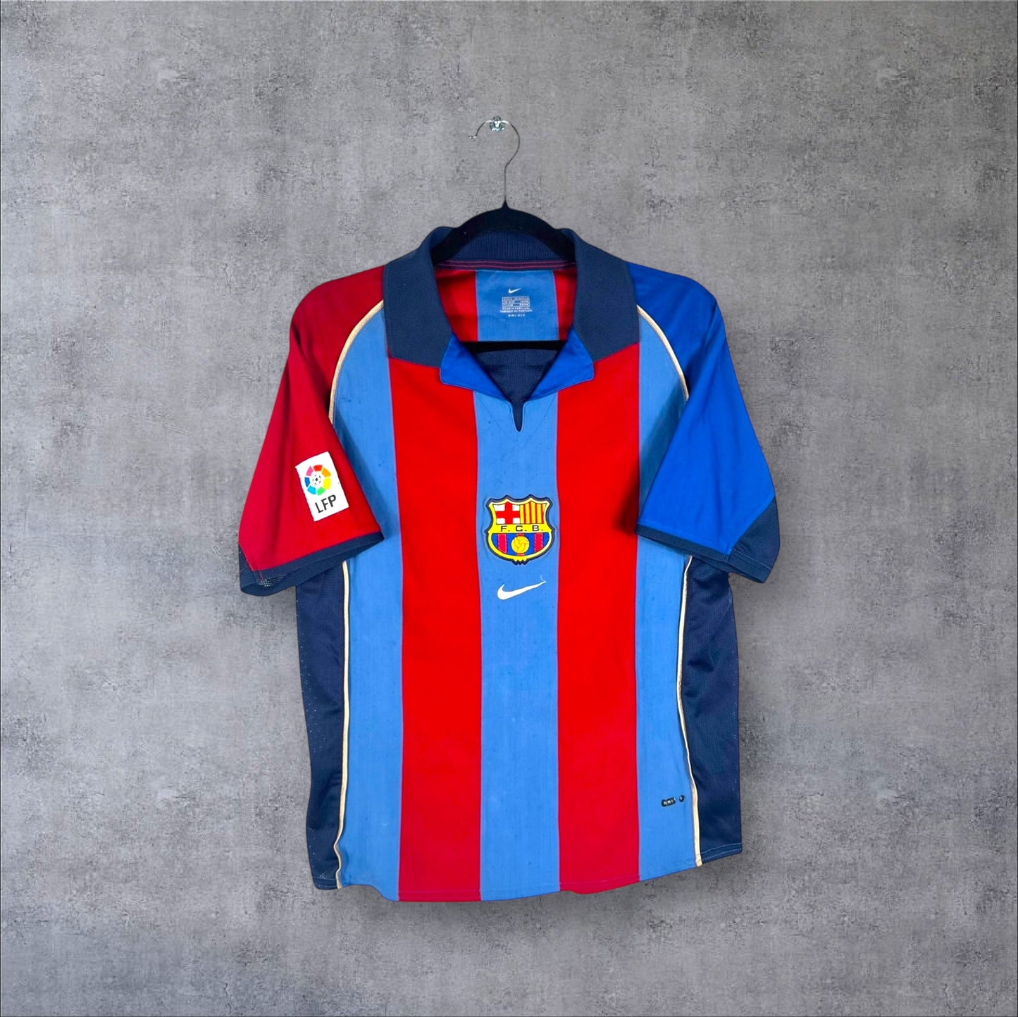 Vue de face du maillot FC Barcelone Domicile 2001/02, col bleu, écusson central et sans sponsor.