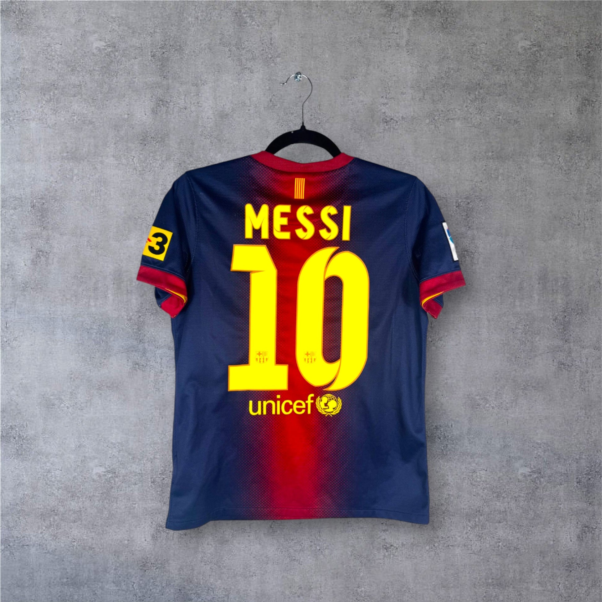 Flocage officiel jaune MESSI numéro 10 et logo Unicef au dos du maillot Barça.