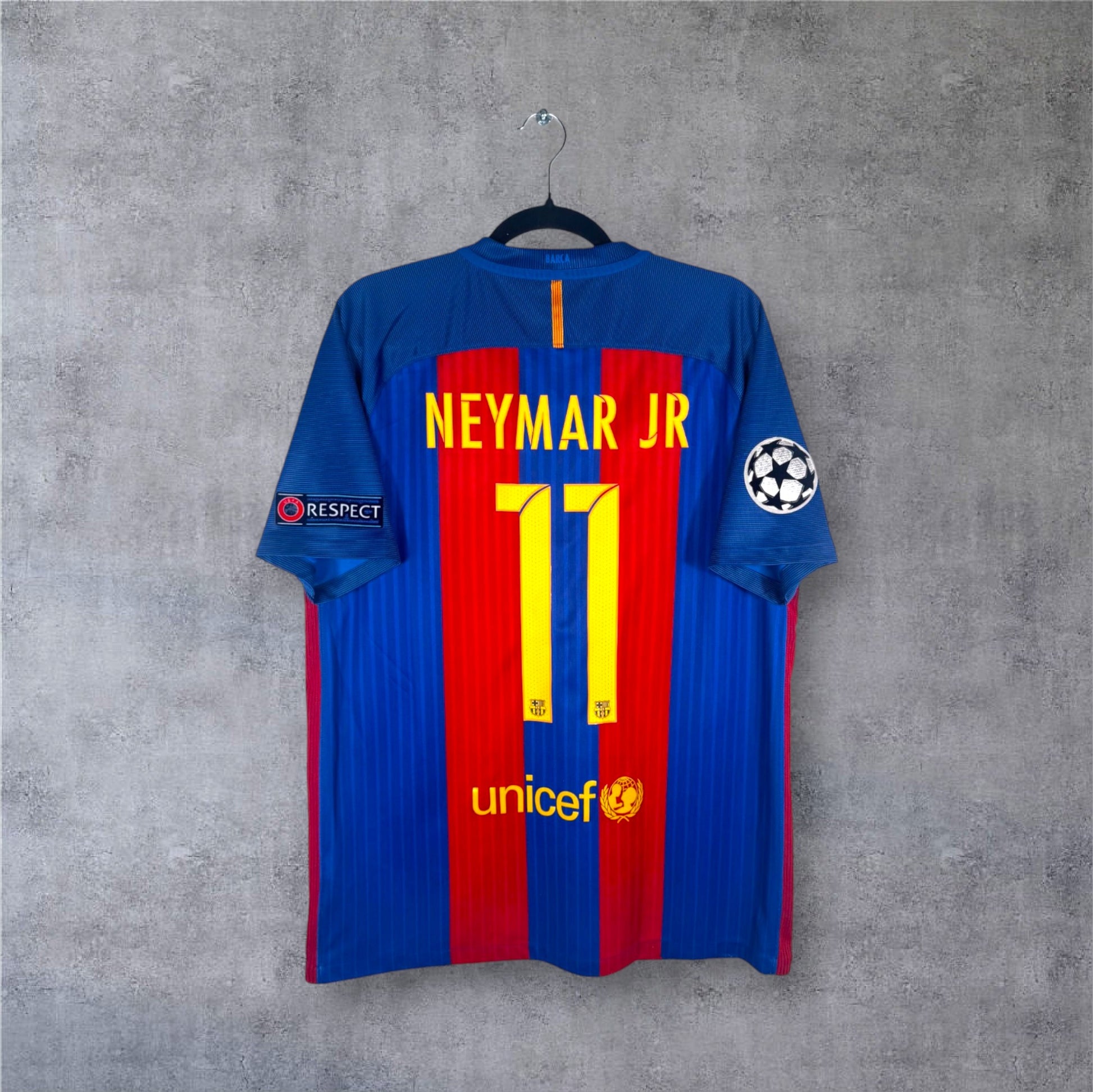 Flocage officiel jaune NEYMAR JR numéro 11 et patch Starball au dos du maillot Barça.