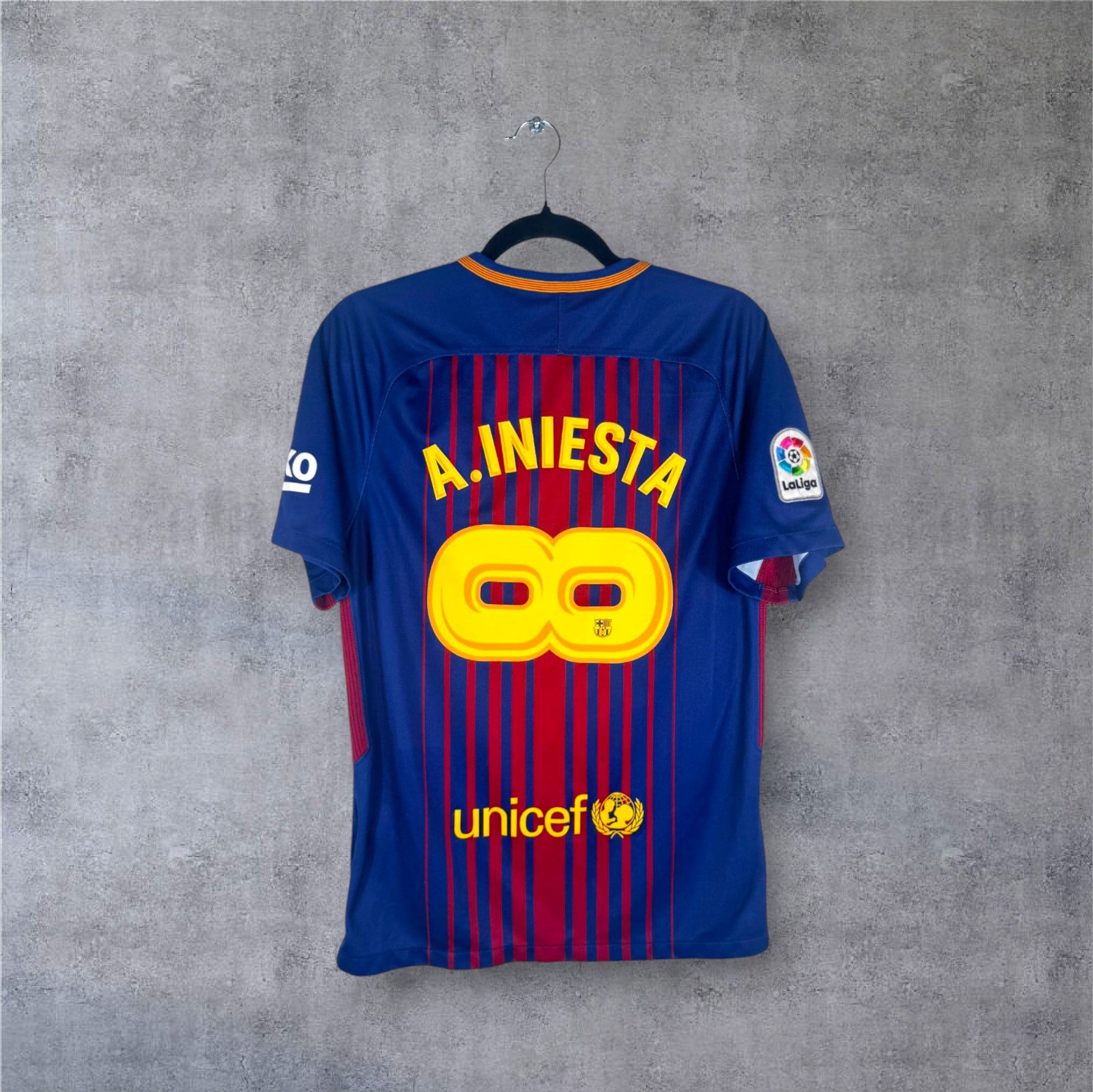 Flocage officiel jaune A. INIESTA numéro 8 au dos du maillot de sa dernière saison au Barça.