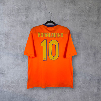 Flocage doré RONALDINHO numéro 10 au dos du maillot orange du FC Barcelone.