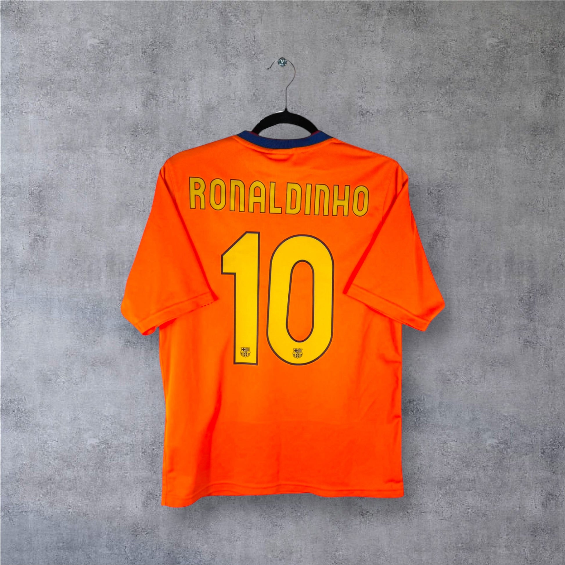 Dos du maillot FC Barcelone Extérieur 2006-2008 orange avec flocage marine et jaune RONALDINHO 10.