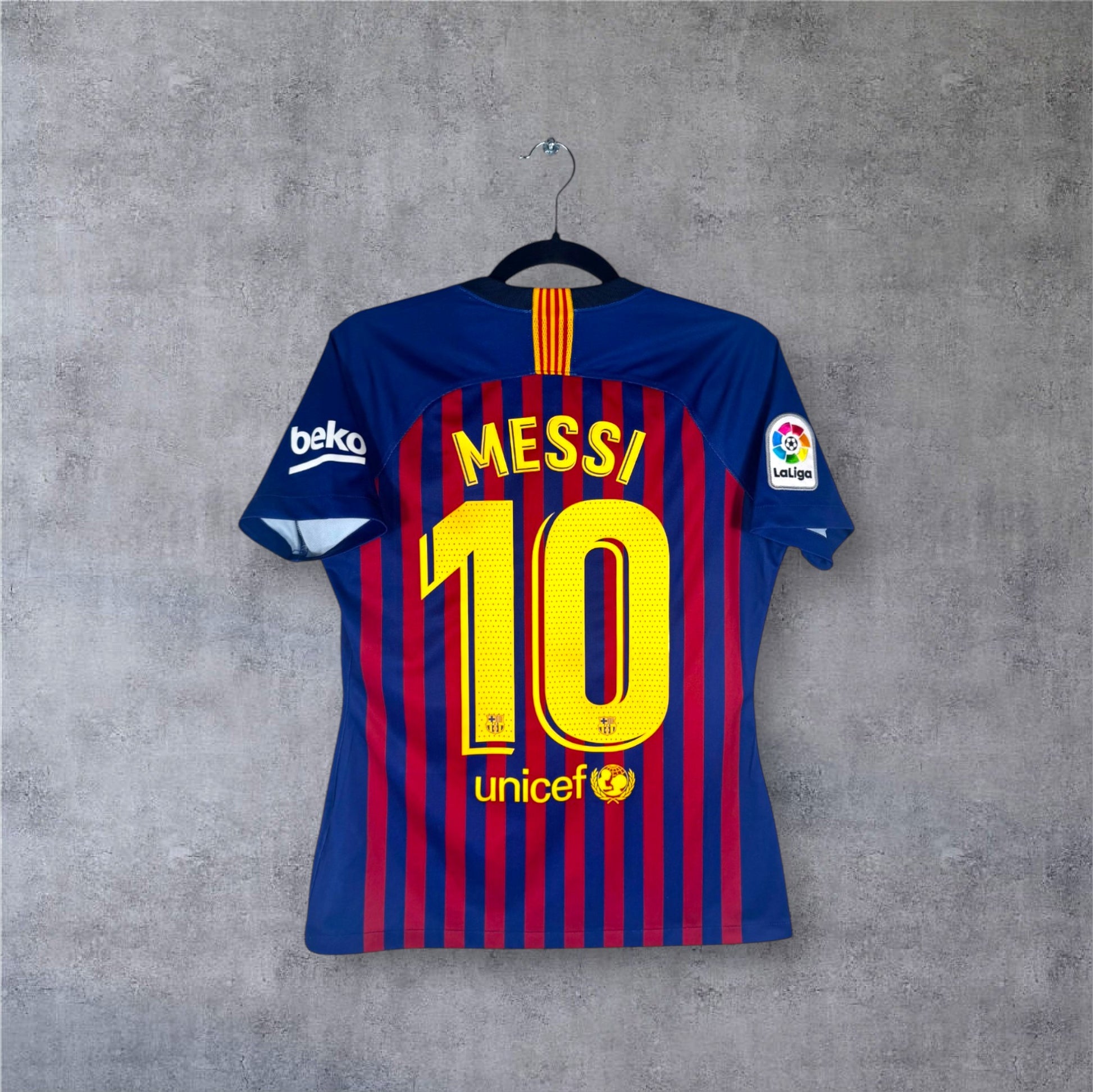 Flocage officiel jaune MESSI numéro 10 au dos du maillot coupe femme FC Barcelone.