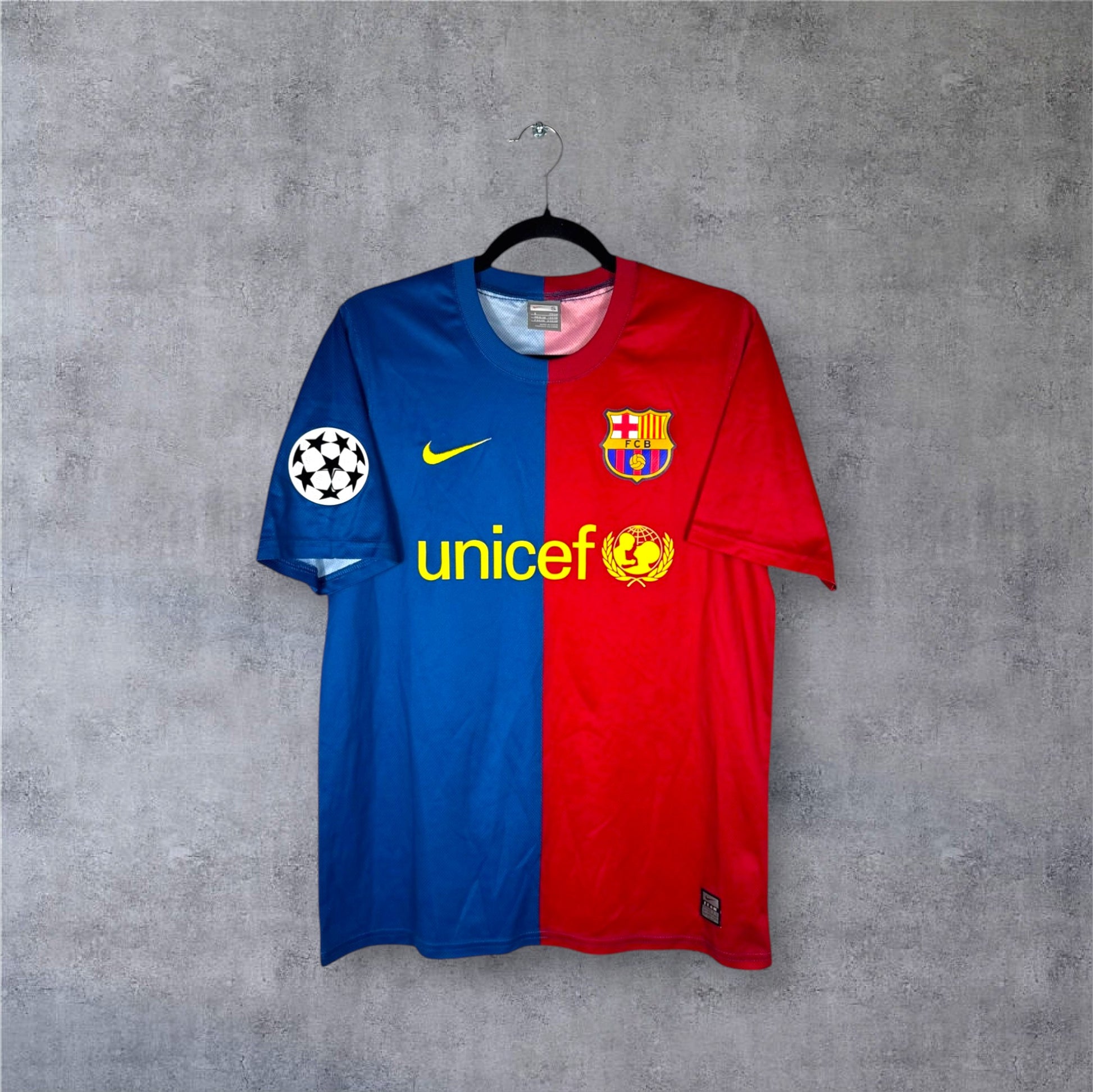 Vue de face du maillot FC Barcelone 2008/09 domicile moitié rouge moitié bleu avec sponsor Unicef.