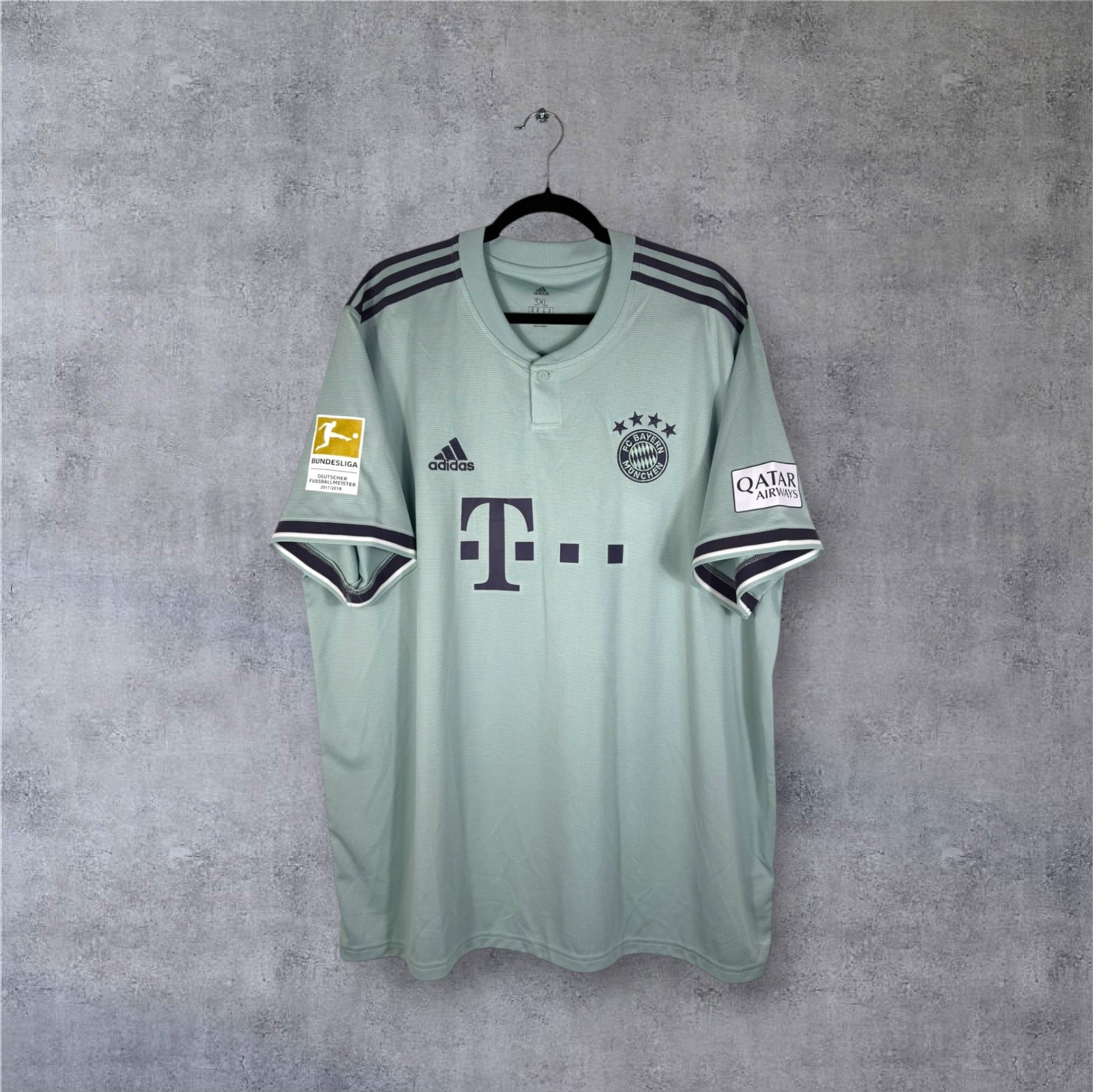 Vue de face du maillot Bayern Munich Extérieur 2019 vert pastel et bouton au col.