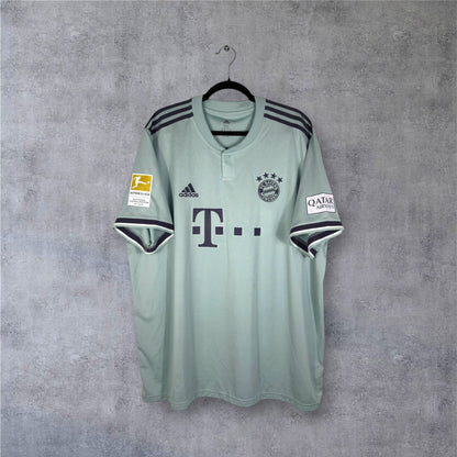 Vue de face du maillot Bayern Munich Extérieur 2019 vert pastel et bouton au col.