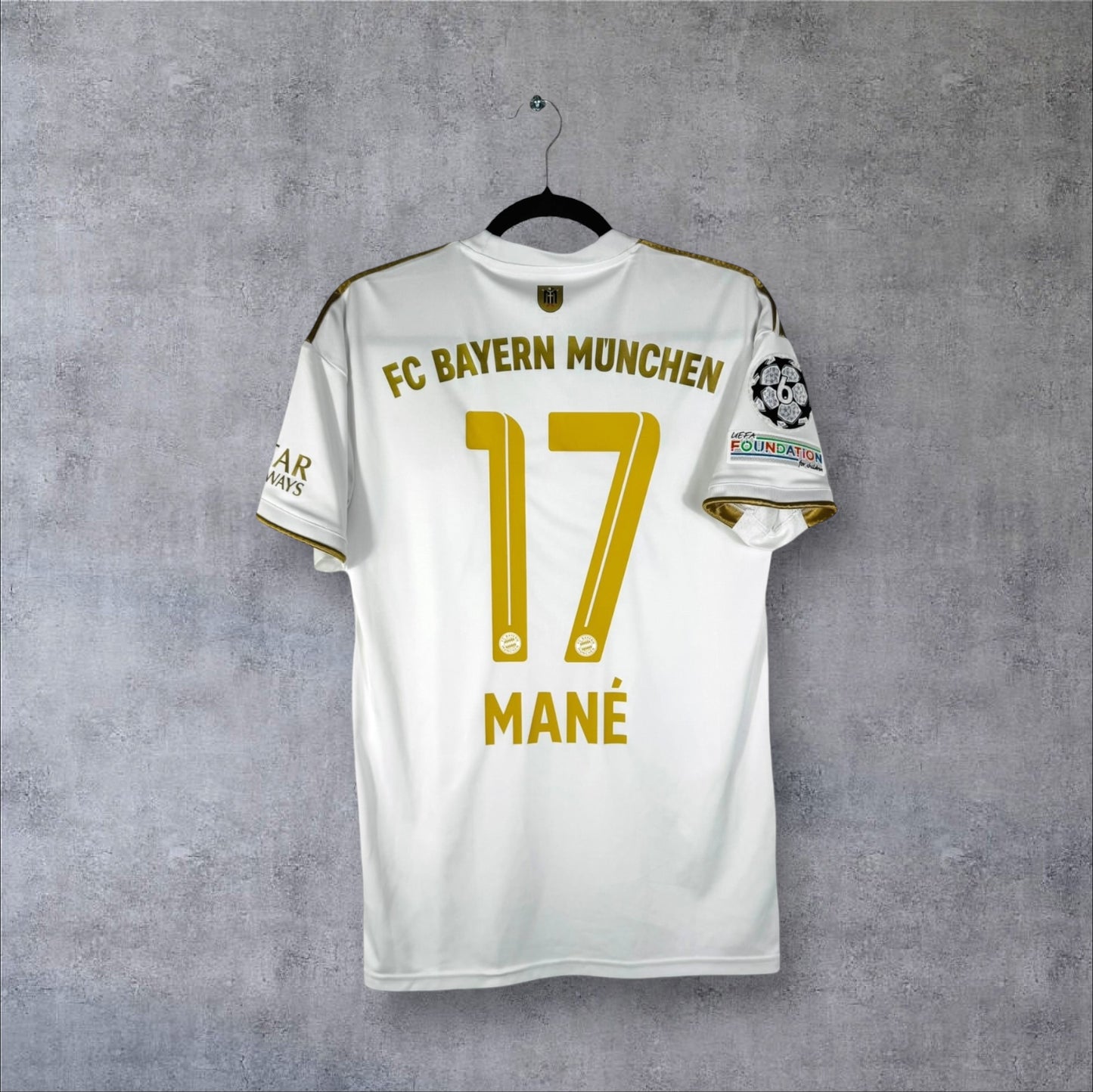 Dos du maillot Bayern Munich Extérieur 2023 blanc avec flocage doré MANÉ 17 et patches UCL.