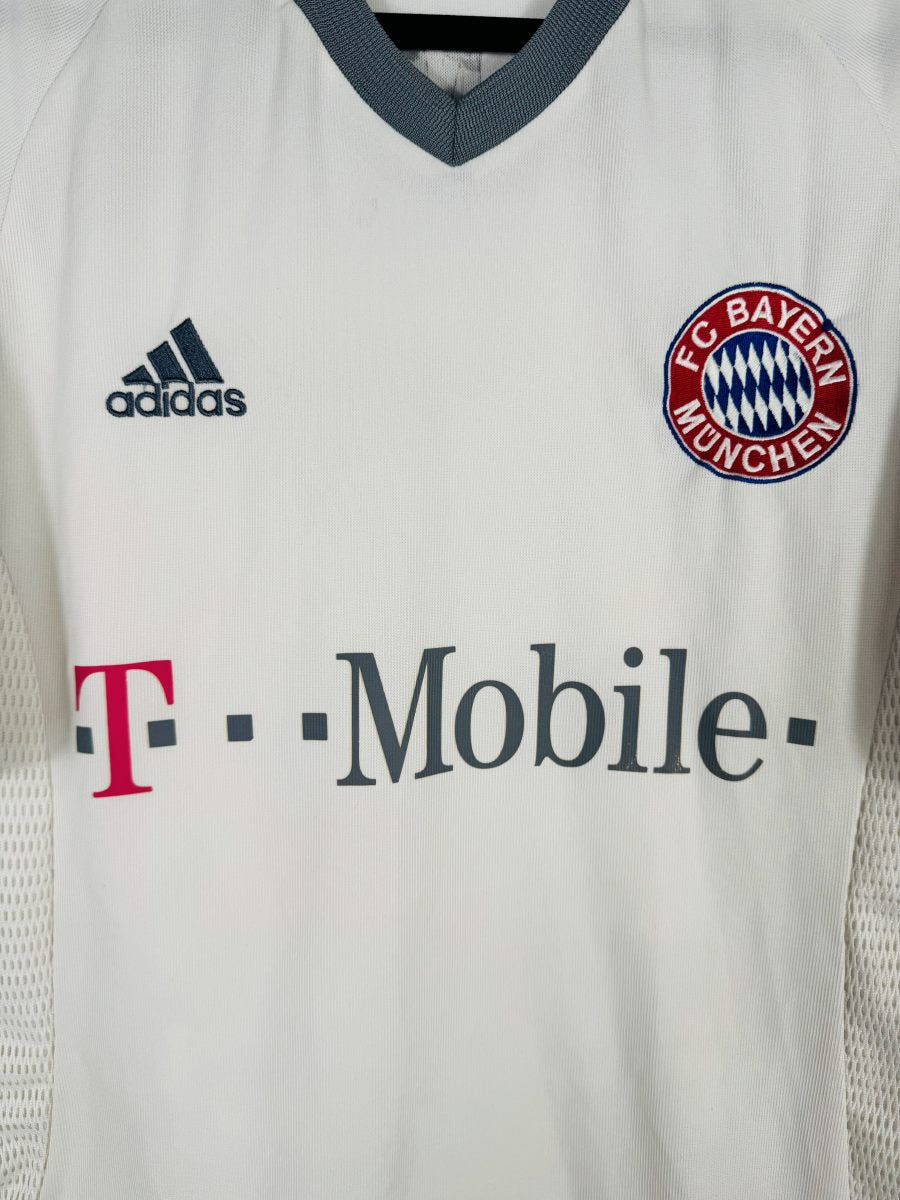 Détail écusson FC Bayern München et sponsor adidas
