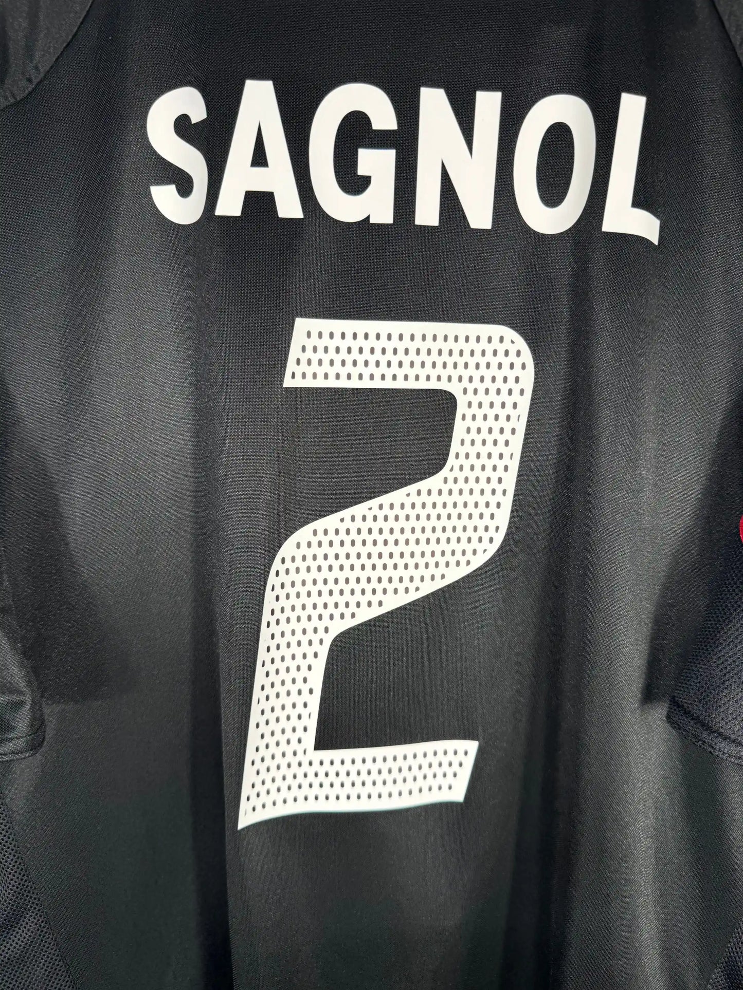 Détail flocage Sagnol N°2 sur maillot Bayern Munich third 2004-2005 latéral droit français au plus haut niveau allemand