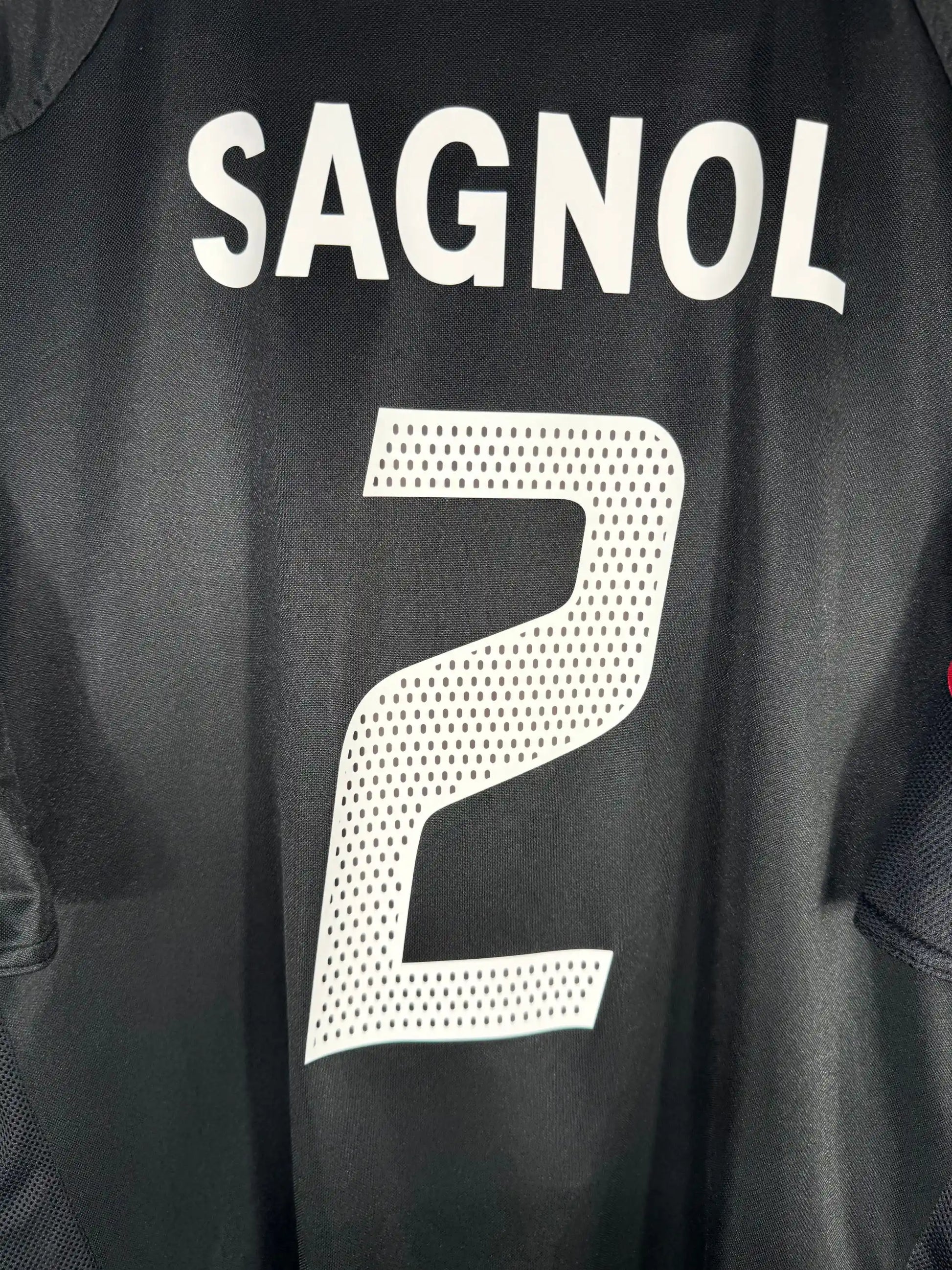 Détail flocage Sagnol N°2 sur maillot Bayern Munich third 2004-2005 latéral droit français au plus haut niveau allemand