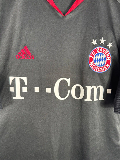 Détail sponsor T-Com Deutsche Telekom et écusson FC Bayern München sur maillot third 2004-2005 saison du double Bundesliga DFB-Pokal