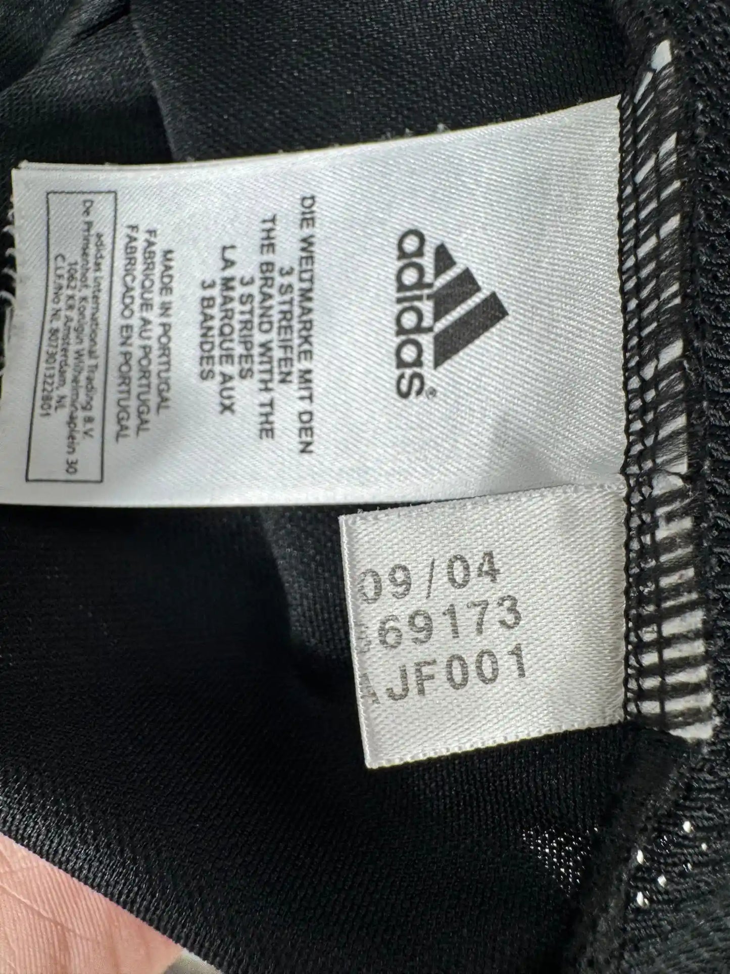 Étiquette intérieure d'authenticité avec code Adidas 369173 prouvant l'originalité du maillot Bayern Munich third 2004-2005