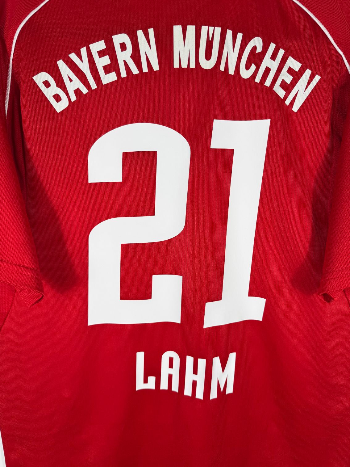 Détail de la typographie du flocage sur le numéro 21 de Philipp Lahm
