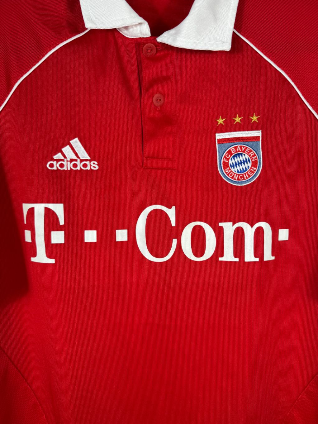 Détail de l'écusson du Bayern Munich et du logo Adidas