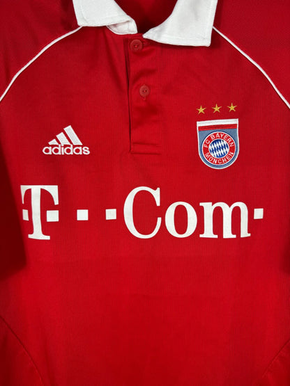 Détail de l'écusson du Bayern Munich et du logo Adidas