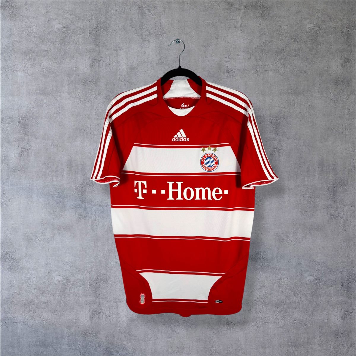 Maillot Bayern Munich domicile 2008-2009 adidas de face, bandes blanches, sponsor T-Home