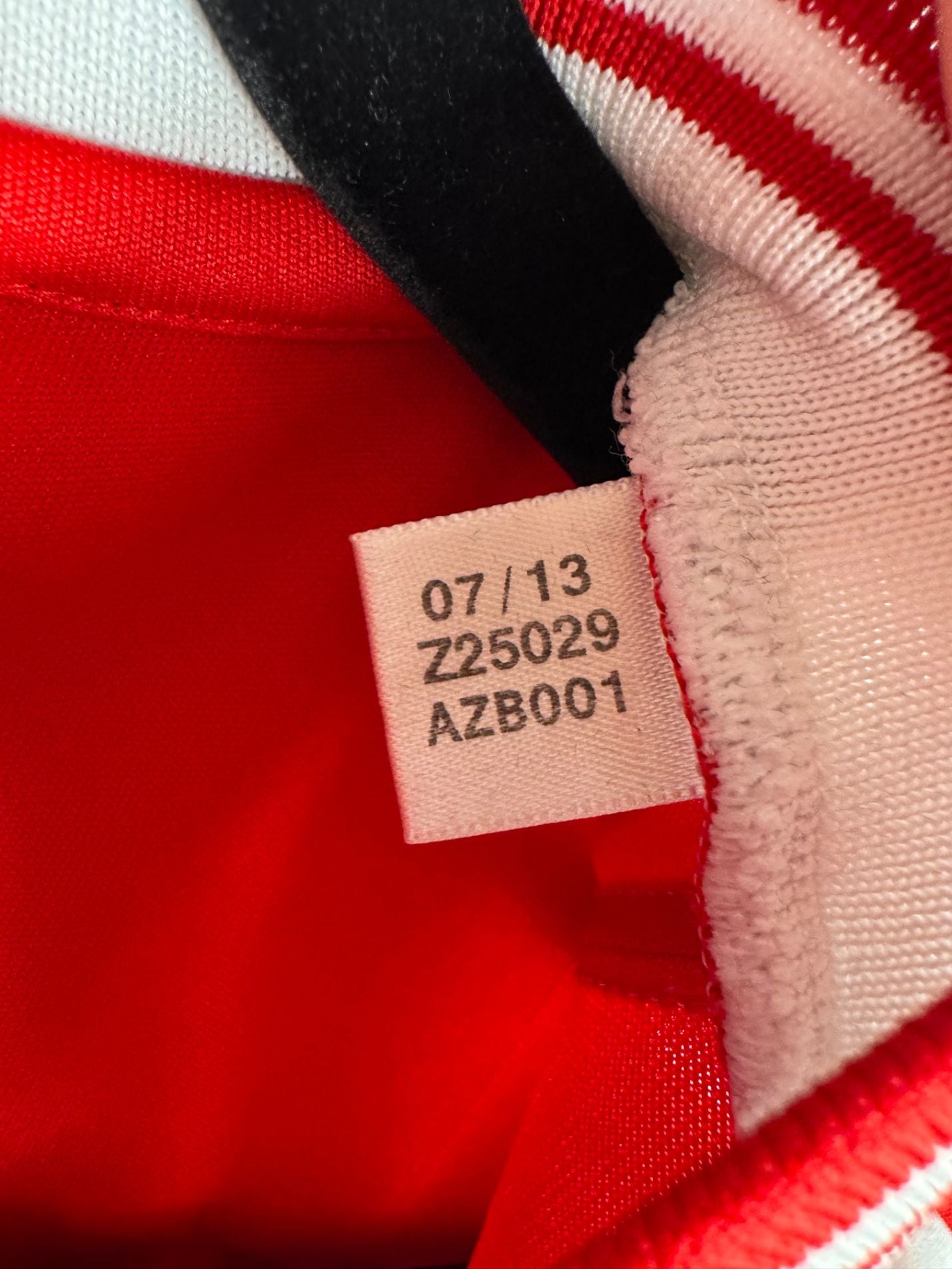 Étiquette d'authenticité avec code Adidas Z25029 prouvant l'originalité du maillot