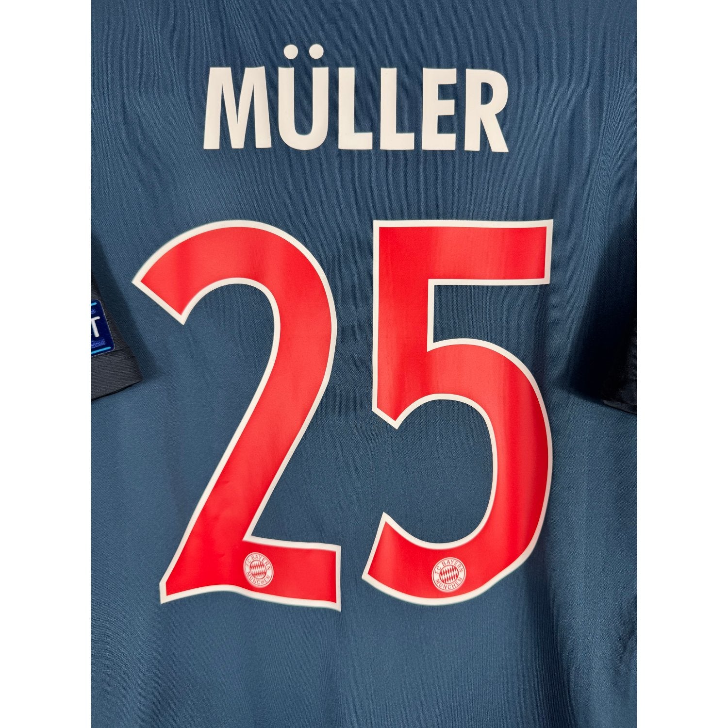 Détail de la typographie du flocage sur le numéro 25 de Thomas Müller
