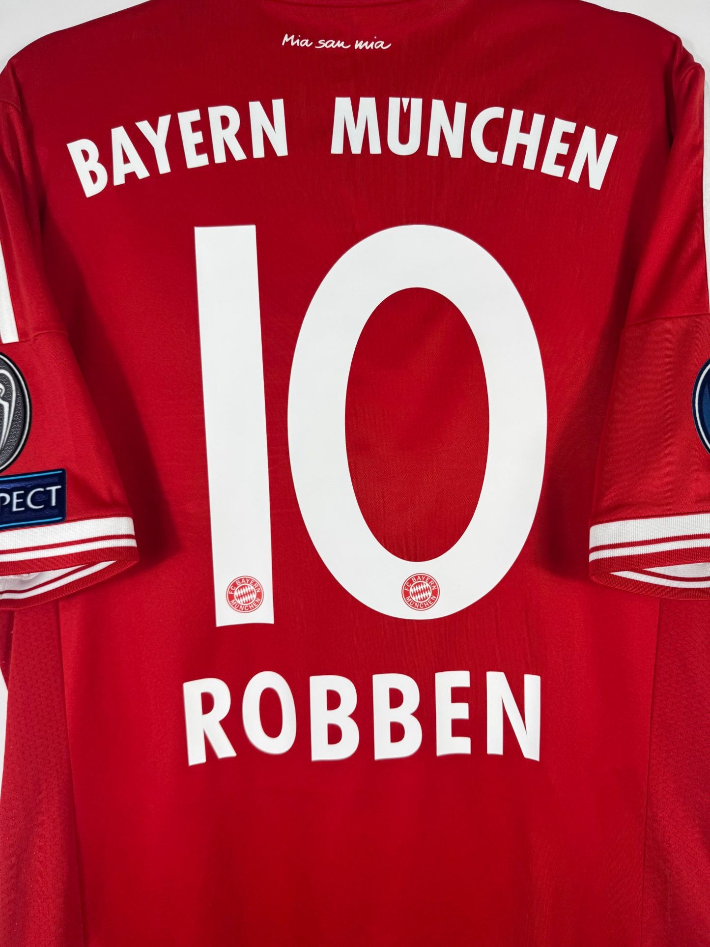 Détail de la typographie du flocage sur le numéro 10 d'Arjen Robben
