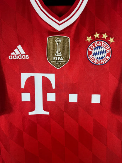 Détail de l'écusson du Bayern Munich et du logo Adidas