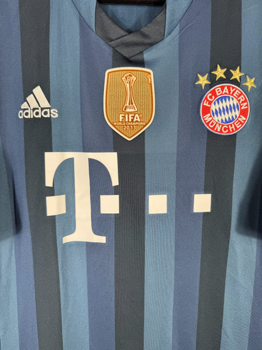 Détail de l'écusson brodé du Bayern à quatre étoiles et du patch doré FIFA World Champions 2013