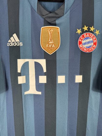 Détail de l'écusson brodé du Bayern à quatre étoiles et du patch doré FIFA World Champions 2013