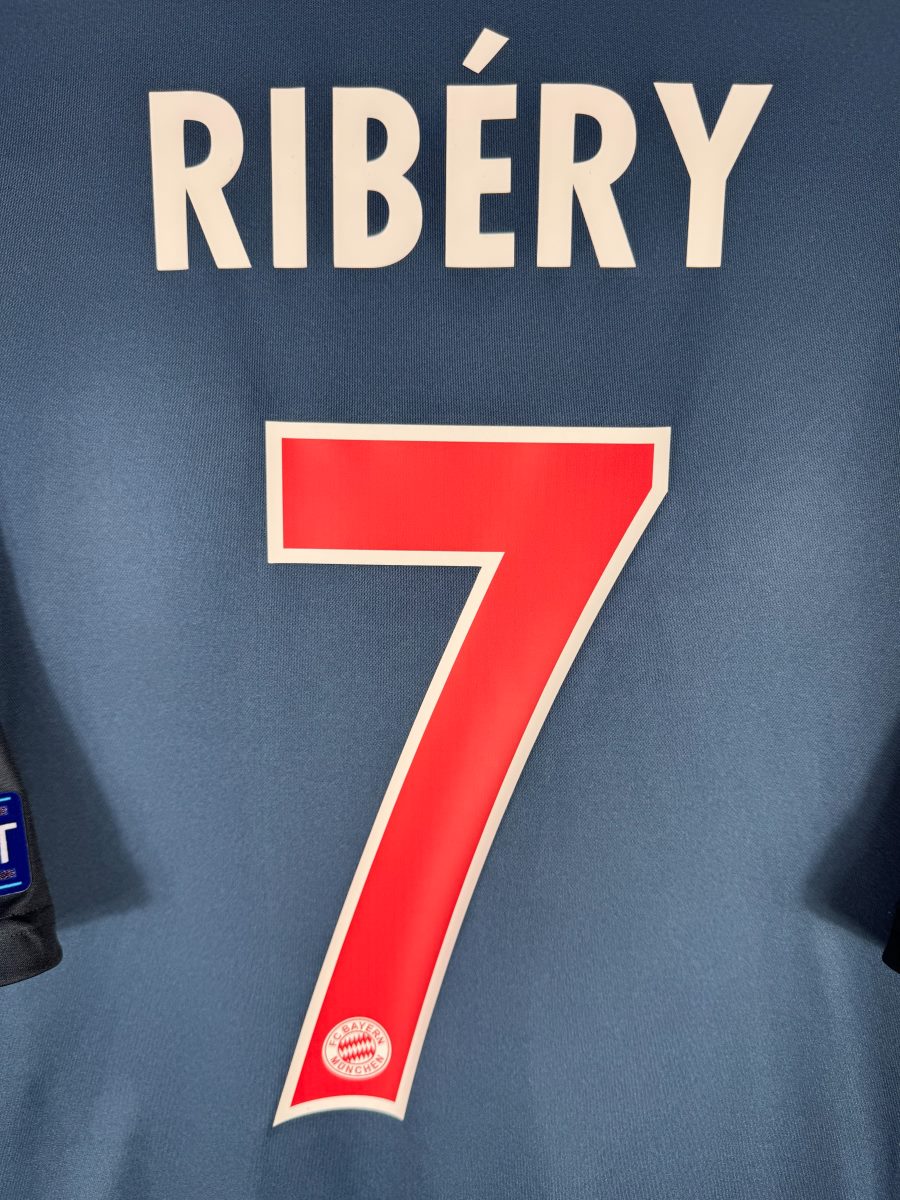 Gros plan du flocage RIBÉRY 7 rouge avec écusson du Bayern miniature, third 2013-2014