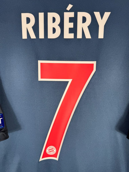 Gros plan du flocage RIBÉRY 7 rouge avec écusson du Bayern miniature, third 2013-2014