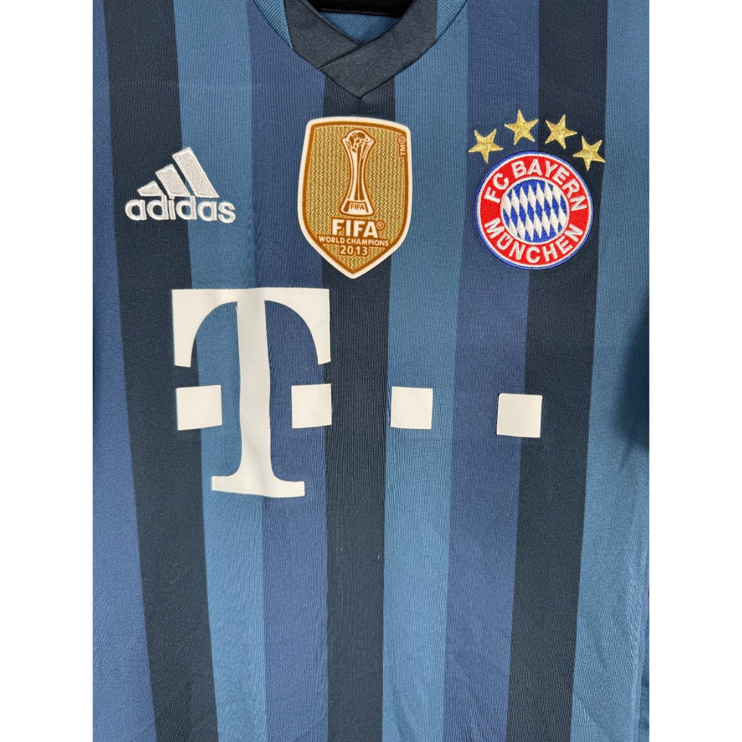 Détail de l'écusson du Bayern Munich et du logo Adidas