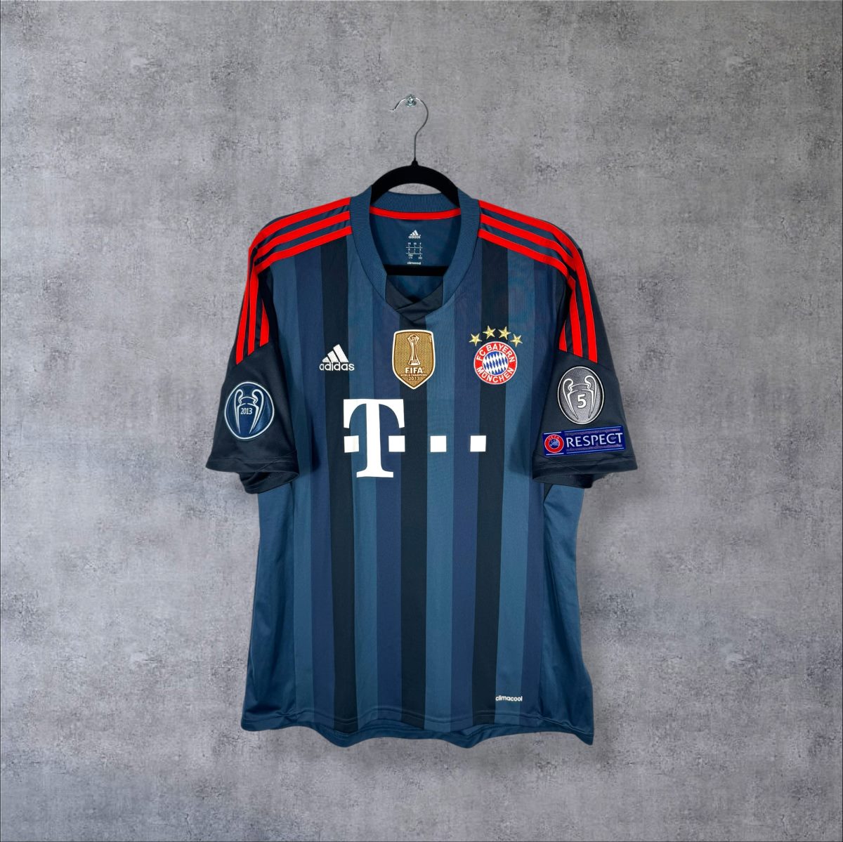 Face du maillot Bayern Munich 2013-2014 third adidas à rayures bleues, sponsor Telekom et patch Mondial des Clubs