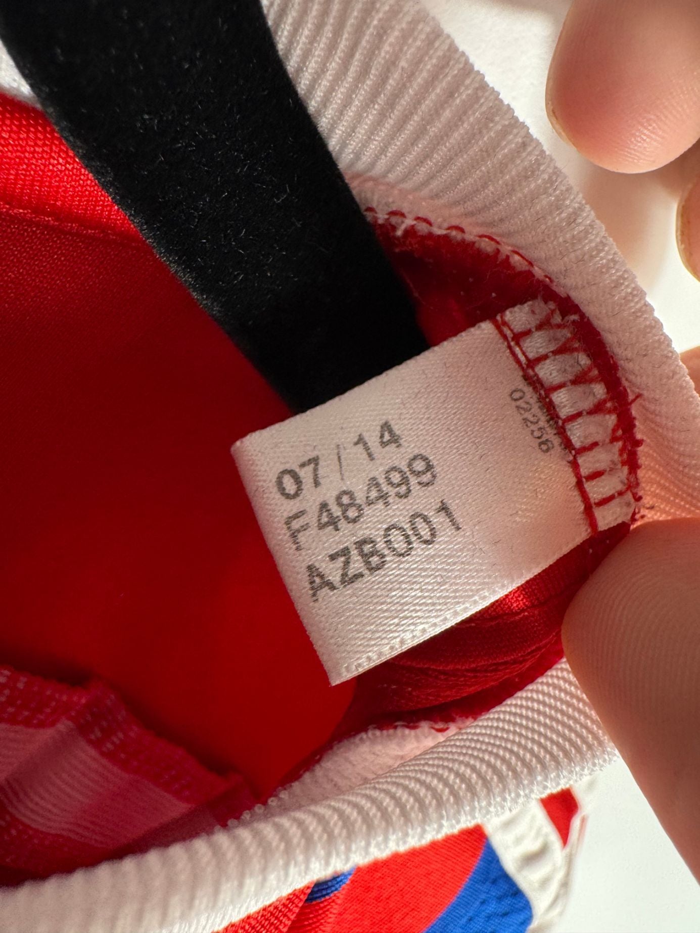 Étiquette d'authenticité avec code Adidas F48499 prouvant l'originalité du maillot