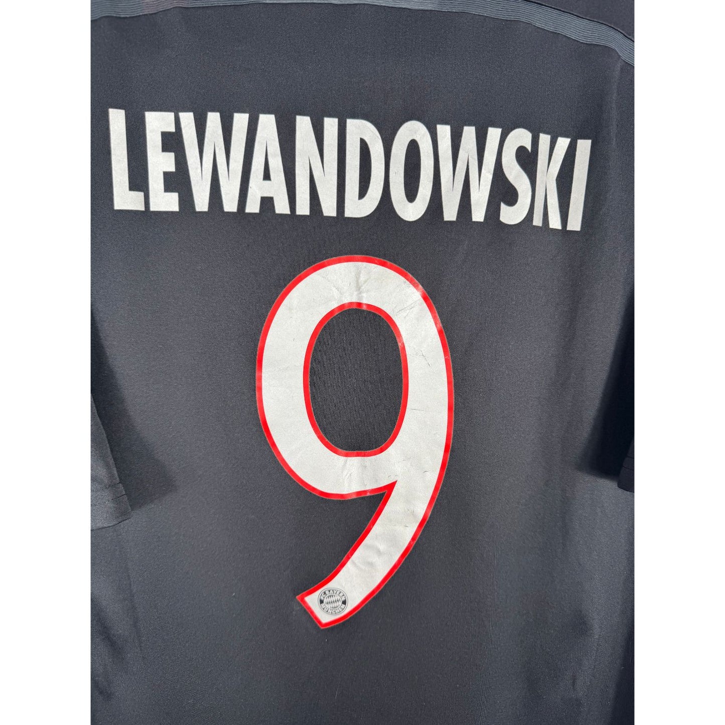 Détail de la typographie du flocage sur le numéro 9 de Robert Lewandowski