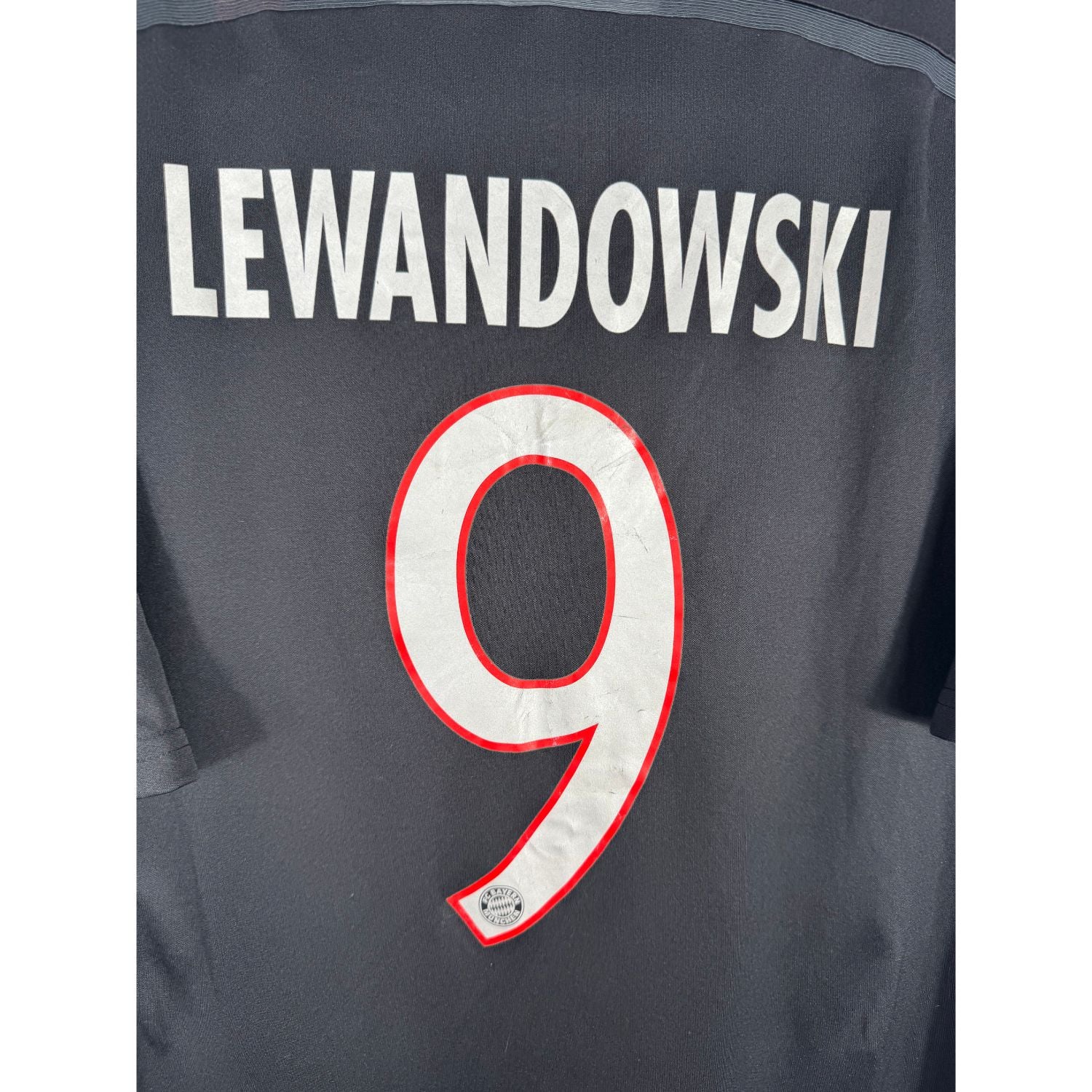 Détail de la typographie du flocage sur le numéro 9 de Robert Lewandowski