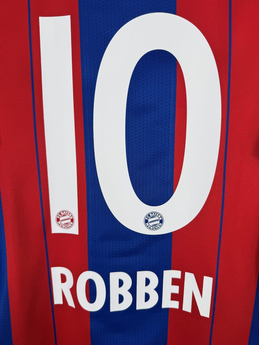 Détail du flocage blanc 10 Robben avec écussons du club dans le numéro, maillot Bayern Munich 2014-2015