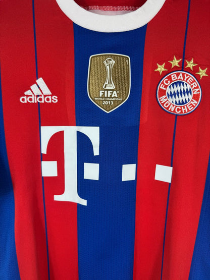 Détail de l'écusson du Bayern Munich et du logo Adidas