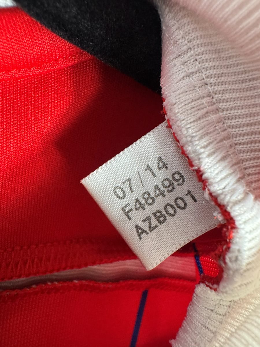 Étiquette adidas code F48499 datée 07/14, maillot Bayern Munich domicile 2014-2015