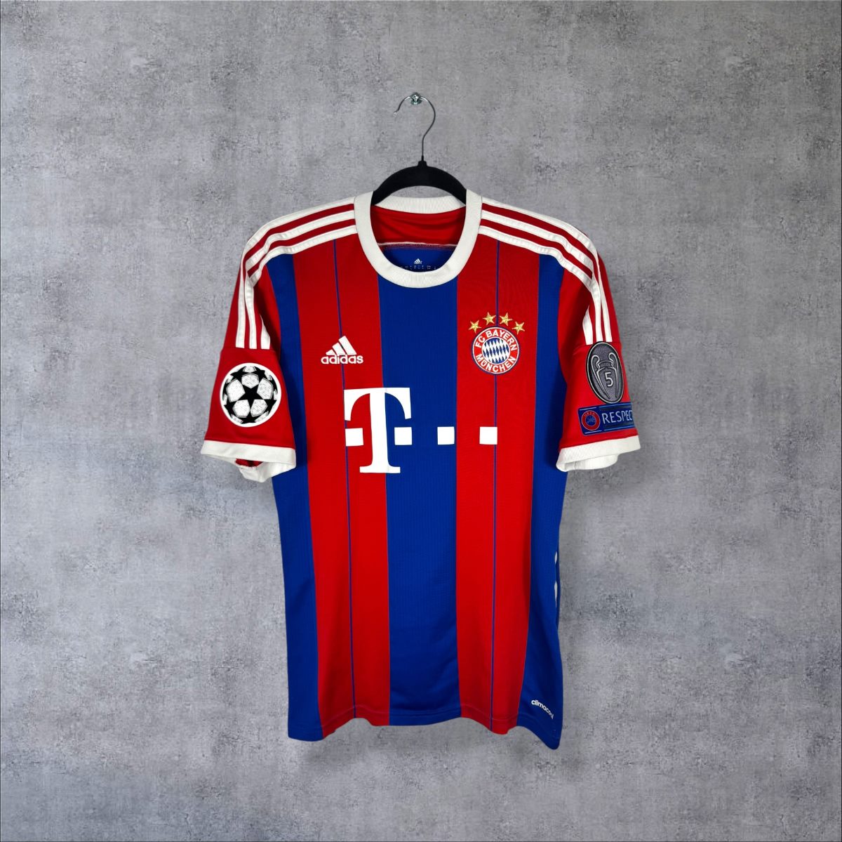 Maillot Bayern Munich 2014-2015 domicile de face, rayures rouges et bleues, sponsor Telekom, col blanc