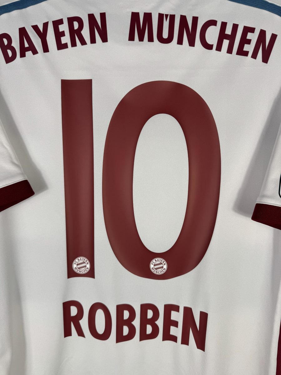 Détail du flocage ROBBEN N°10 et du lettrage BAYERN MÜNCHEN sur le maillot extérieur 2014-2015