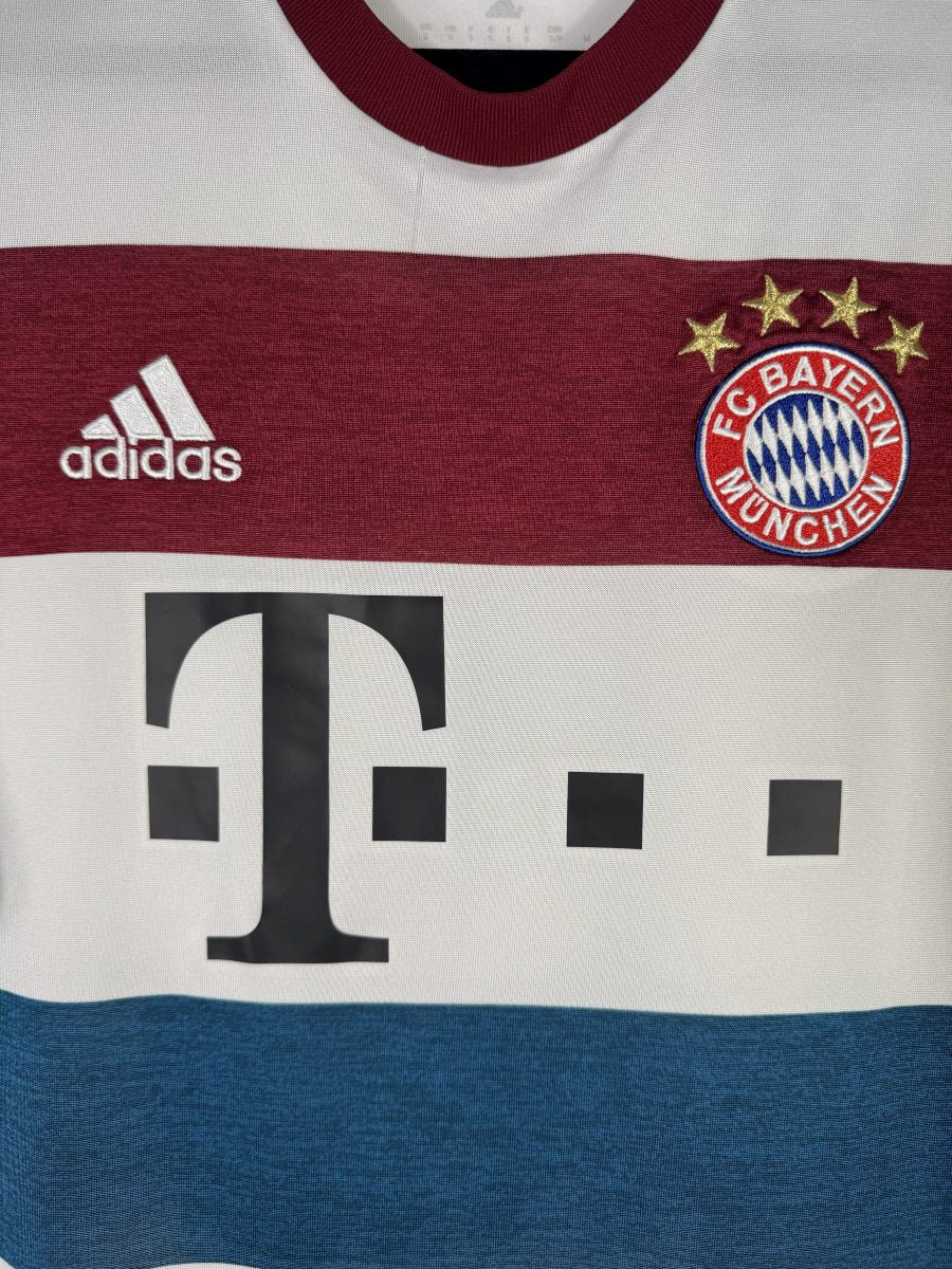 Écusson brodé FC Bayern München à quatre étoiles et logo adidas sur le maillot extérieur 2014-2015