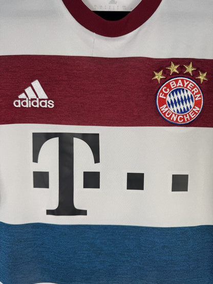 Écusson brodé FC Bayern München à quatre étoiles et logo adidas sur le maillot extérieur 2014-2015