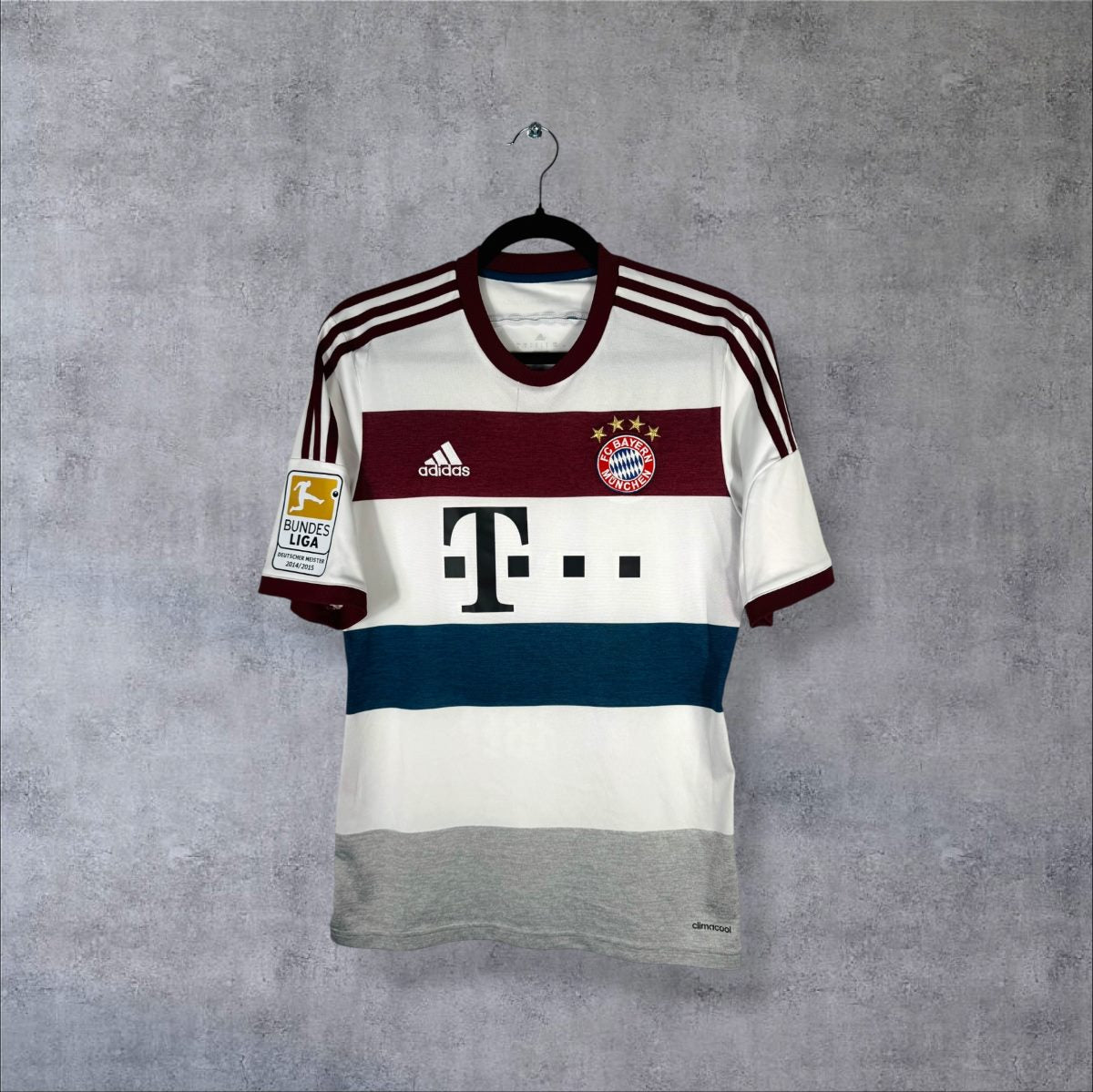 Face du maillot Bayern Munich 2014-2015 extérieur adidas, bandes bordeaux et bleu pétrole, sponsor Telekom