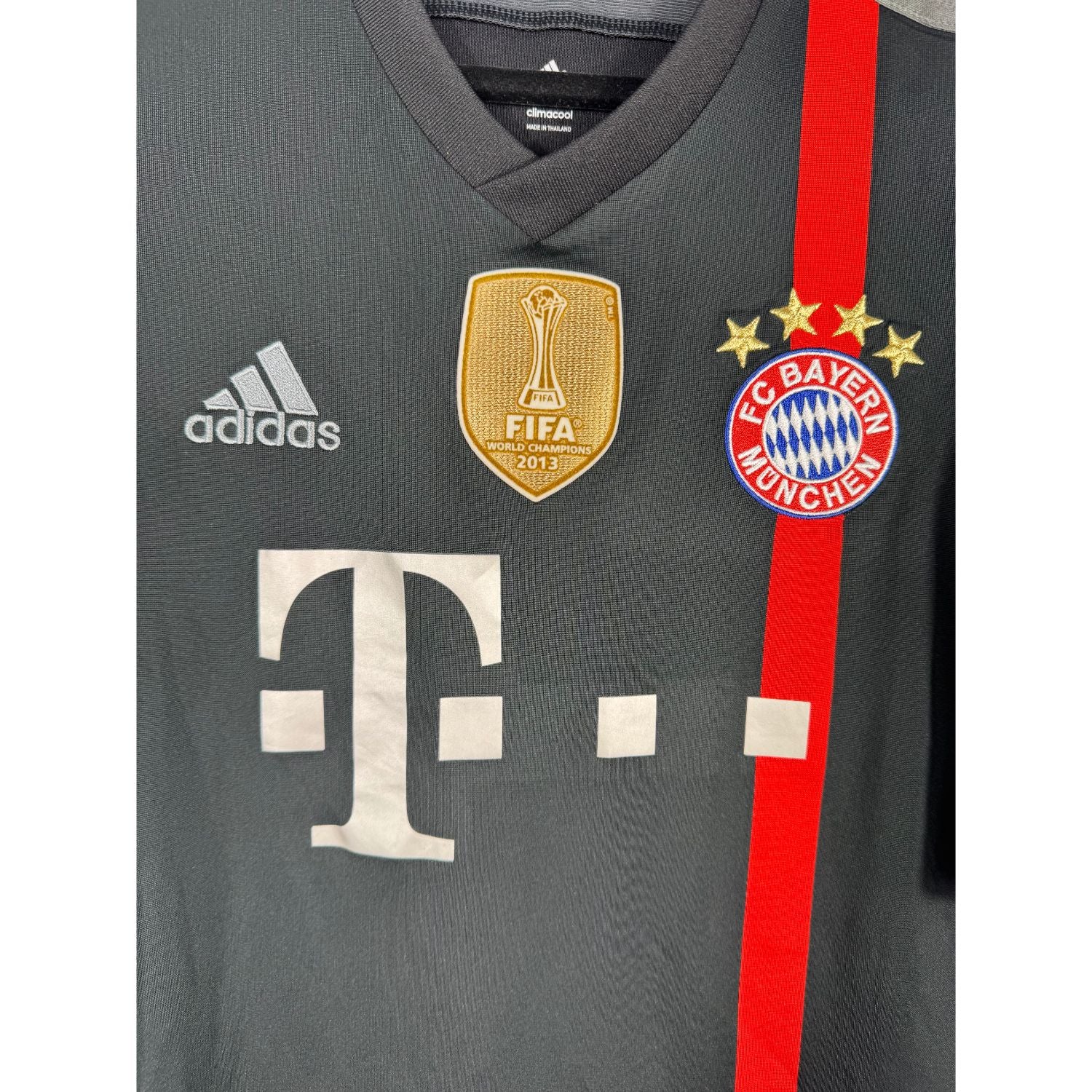 Détail de l'écusson du Bayern Munich et du logo Adidas
