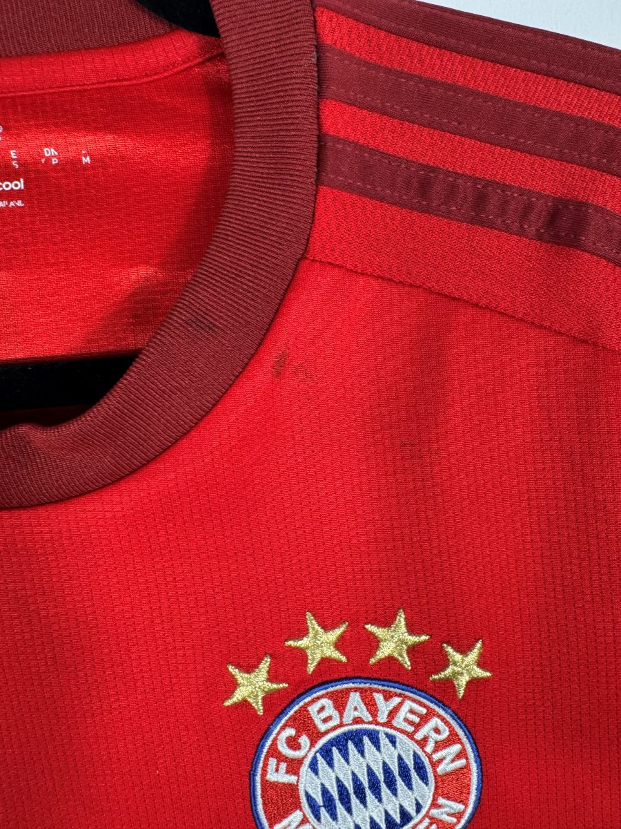Petites marques sous le col, maillot domicile Bayern Munich 2015-2016