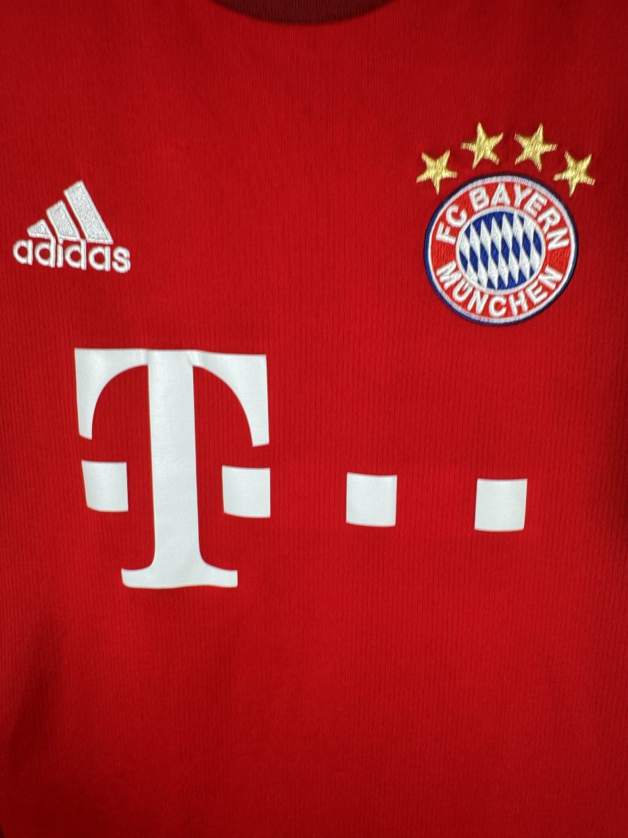Écusson brodé du Bayern à quatre étoiles, logo adidas et sponsor Telekom, maillot domicile 2015-2016