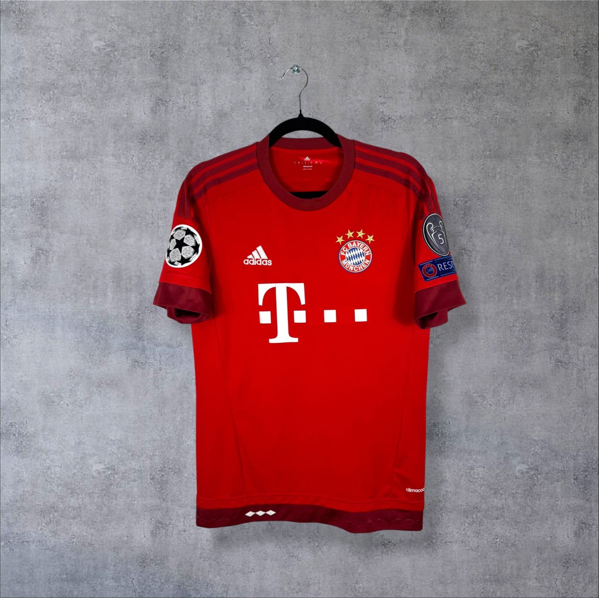 Maillot Bayern Munich 2015-2016 domicile de face, rouge et bordeaux, sponsor Telekom