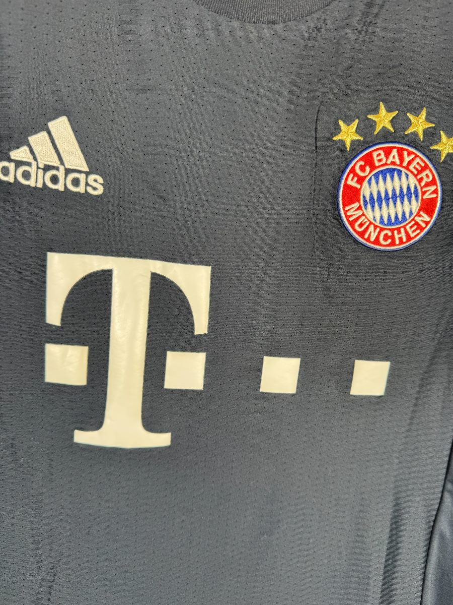 Détail sponsor Telekom et écusson Bayern Munich