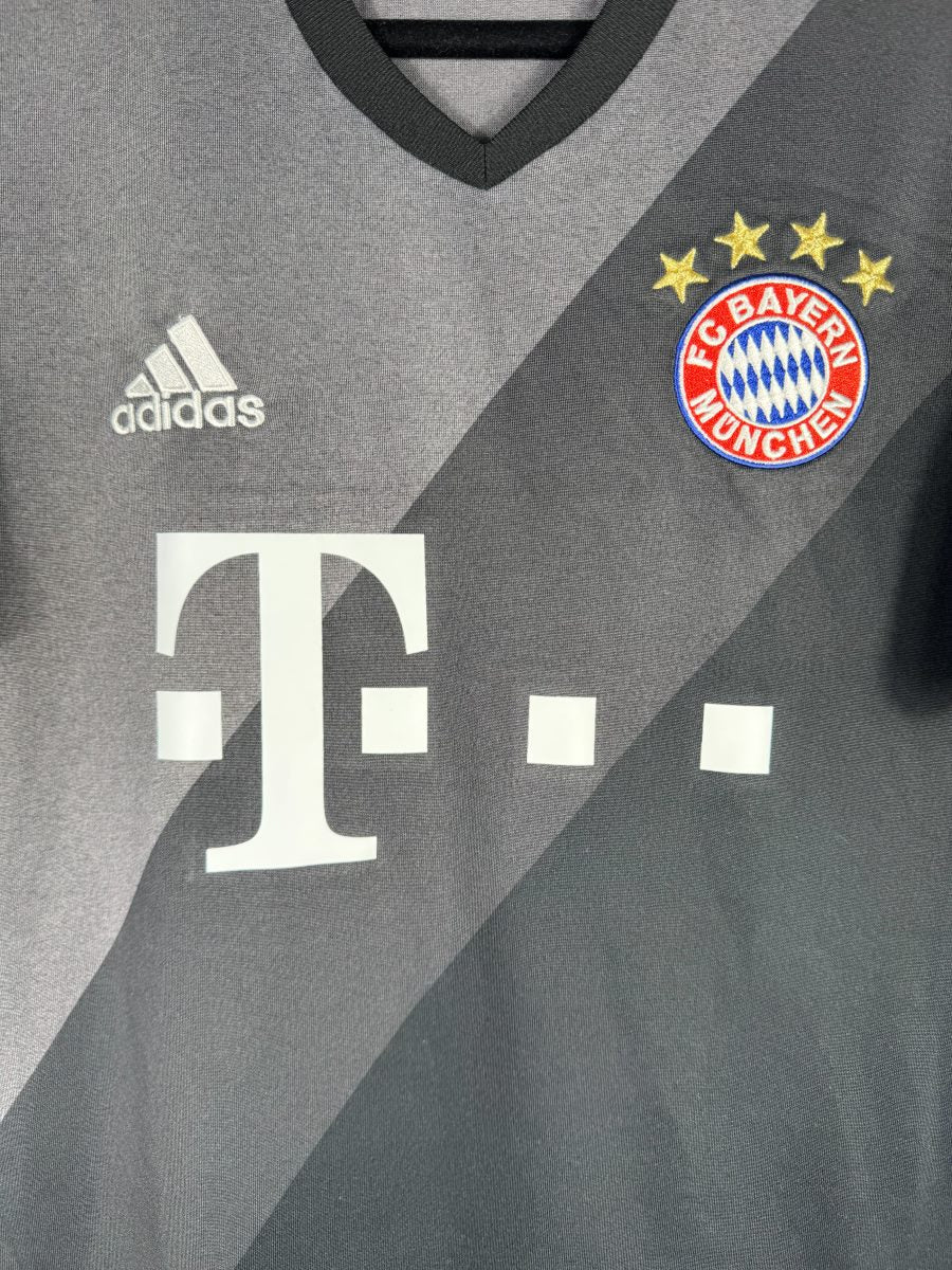 Écusson brodé FC Bayern München et quatre étoiles sur le maillot extérieur 2016-2017