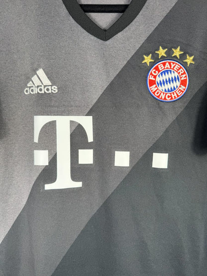 Écusson brodé FC Bayern München et quatre étoiles sur le maillot extérieur 2016-2017