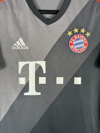 Écusson brodé FC Bayern München et quatre étoiles sur le maillot extérieur 2016-2017