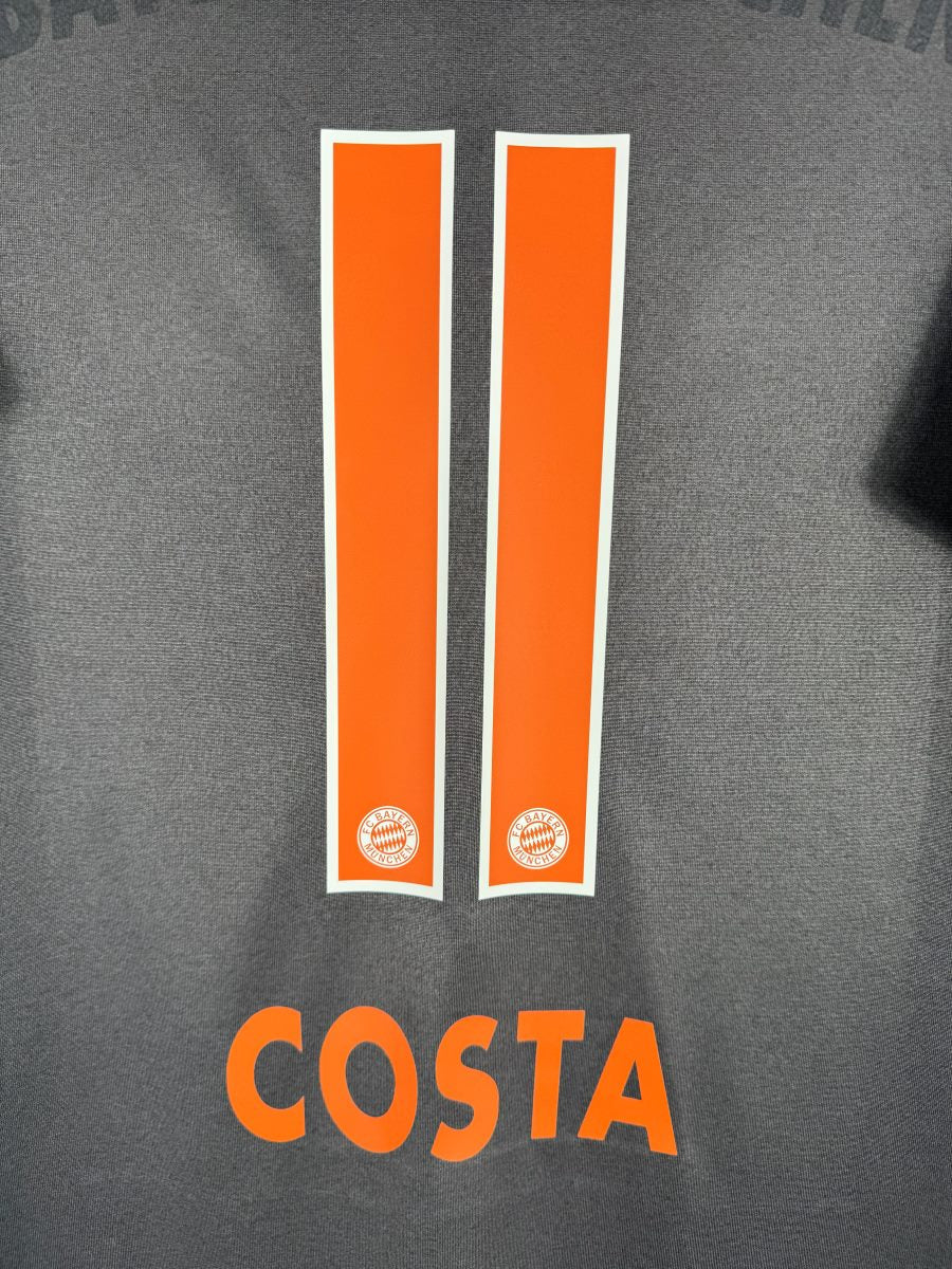 Détail du flocage orange COSTA N°11 avec écussons du Bayern sur le maillot 2016-2017